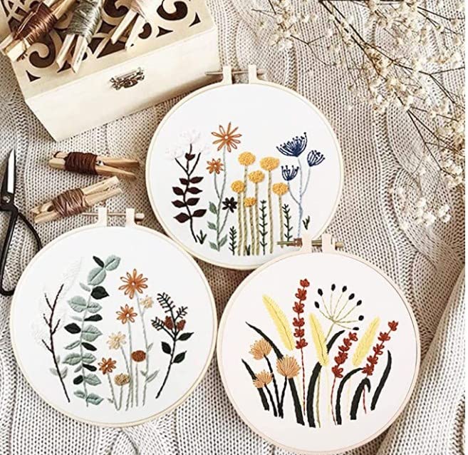 Weinsamkeit 3 Stück Stickerei Starter Kit mit Muster und Anleitung, Anfänger Stickerei Set Stickerei Set, Blumenmuster Pflanzen Kreuzstich-Kit Starter Tools Kit, für DIY Kunst, Handwerk, Nähen