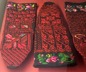 Socken mit Stickerei.